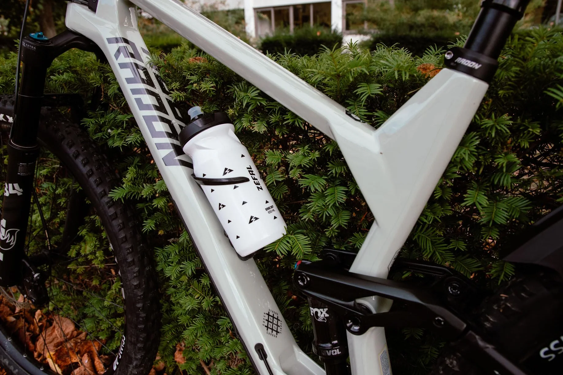 ZEFAL Sense Soft 65 Bidon rowerowy i MTB - Miękka i bezzapachowa sportowa butelka - kanister na wodę bez BPA - silikonowy smoczek - biały, 650 ML