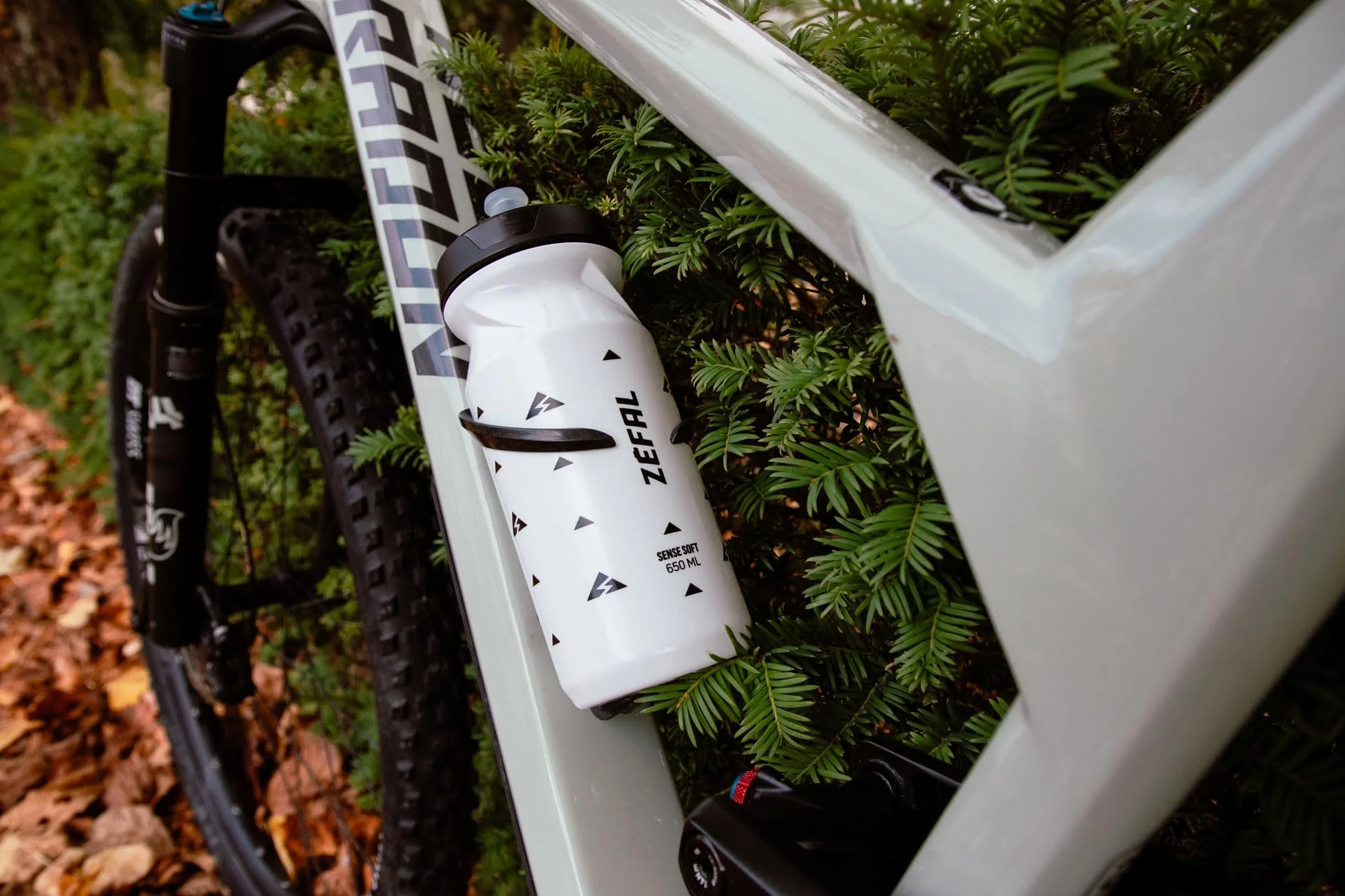 ZEFAL Sense Soft 65 Bidon rowerowy i MTB - Miękka i bezzapachowa sportowa butelka - kanister na wodę bez BPA - silikonowy smoczek - biały, 650 ML