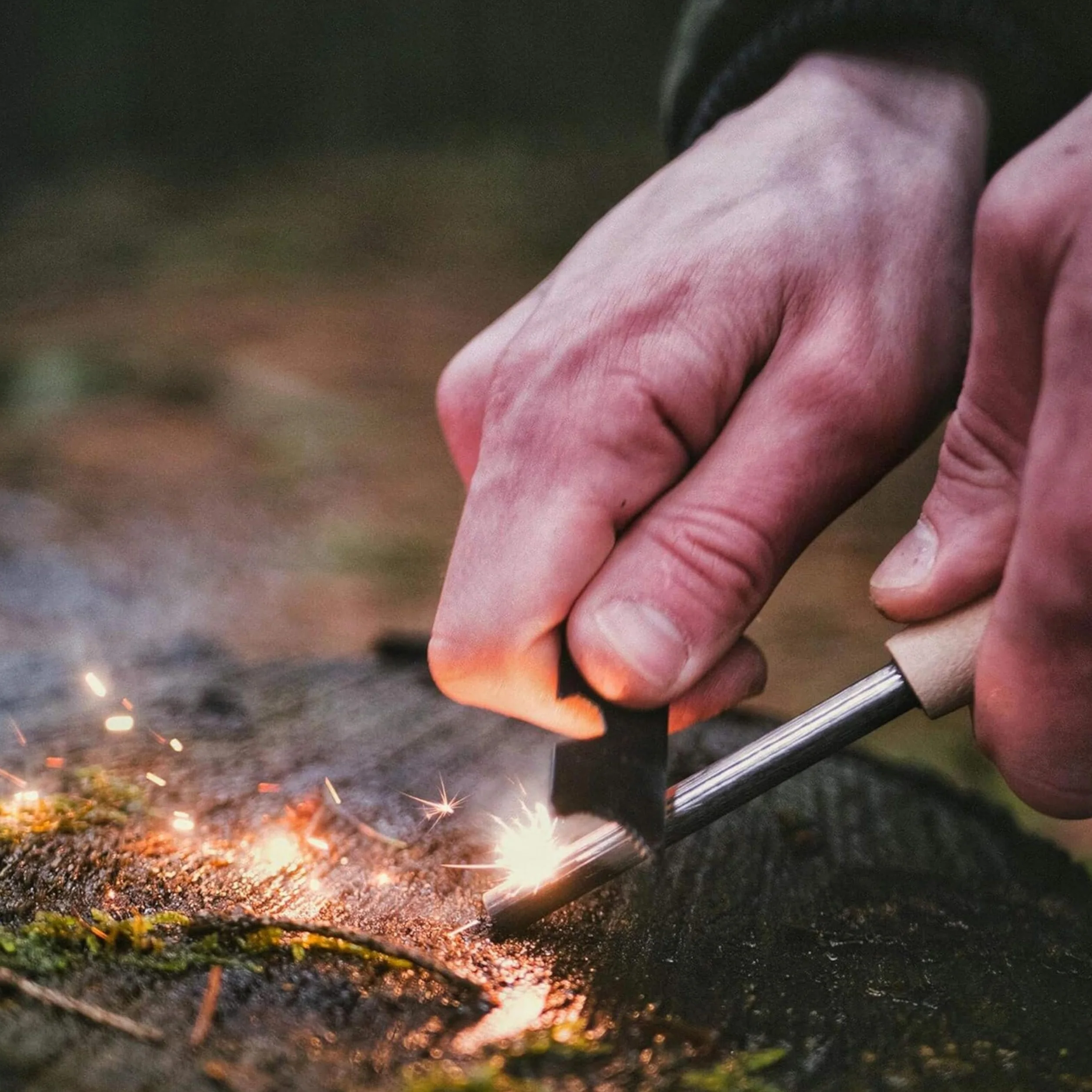Krzesiwo ze stali krzemowej, krzemień ponad 2000 zastosowań, pręt magnezowy i uchwyt z drewna sosnowego, 70 mm, na kemping, survival i bushcraft